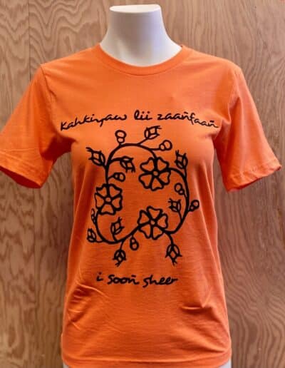T-shirt “Kahkiyaw lii zaañfaañ i sooñ sheer”